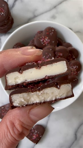 Homemade Peppermint Patties ( #glutenfree No Bake)! For chocolate mint lovers everywhere! Just 5 ingredients, gluten-free and no bake, they are a homemade version of the classic candy and they are unbelievably delicious! An irresistible dark chocolate on the outside and a melt in your mouth, cool, creamy peppermint on the inside. Decorate with sprinkles to make extra festive. Recipe link in comments. | Healthy Gluten-Free Family
