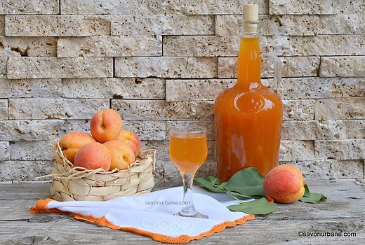 Caisată de casă tradițională - rețeta de lichior de caise