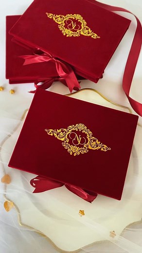 Fit for a modern royal❤️✨ This elegant hardbox acrylic wedding invitation brings luxury, depth, and a touch of grandeur. The kind that makes every guest feel they're part of something regal. Sophisticated, majestic, and made to be remembered👑💍 | J&J Arts and Crafts