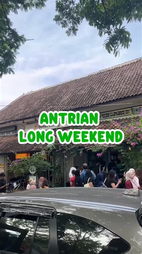 JASTIP OLEH-OLEH BANDUNG | Roti Macan Tjilaki Warisan Kahuripan on Instagram: "Update antrian terbaru di toko oleh-oleh paling viral di Bandung long weekend ini. worth it??"
