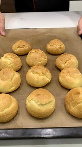 【奶油泡芙 Cream Puff】 食谱 Recipe 酥皮Puff Pastry 牛奶Milk 90g 有盐牛油Salted Butter 30g 砂糖Sugar 6g 低筋面粉All purpose flour 33g 全蛋 Egg 90g 奶油 Cream Filling 鲜奶油Whipping cream 180g 糖粉 Icing powder 38g 吉士粉 Custard powder 10g 烘烤模式 Cookies Mode ,烘烤180c 25min 制作步骤 准备酥皮： 1-将牛奶、有盐牛油、砂糖放入锅中，用中小火加热至牛油融化。 2-将混合物加热至接近沸腾时，快速加入低筋面粉，搅拌至混合均匀，直到面团脱离锅边。 3-将面团转移到碗中，稍微冷却后逐个加入全蛋，每次都搅拌至完全混合，使面团光滑且具有一定的粘性。 4-将面团装入裱花袋中，挤出适量的面团到烤盘上，形成小圆形或其他你喜欢的形状。 5-烘烤温度 用“饼干模式”烘烤25分钟，直到表面金黄酥脆。 准备奶油馅： 1-将糖和吉士粉,鲜奶油混合，轻轻搅拌均匀。 2-将鲜奶油打发至形成硬性泡沫（打发至奶油呈现出明显的纹