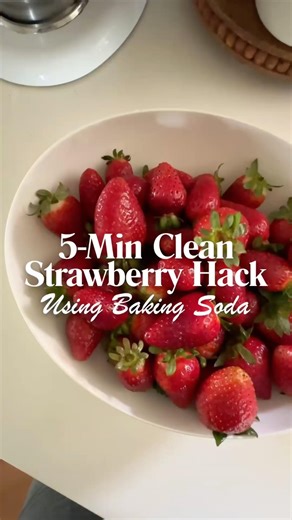 5-Min Clean Strawberry Hack Using Baking Soda 🍓