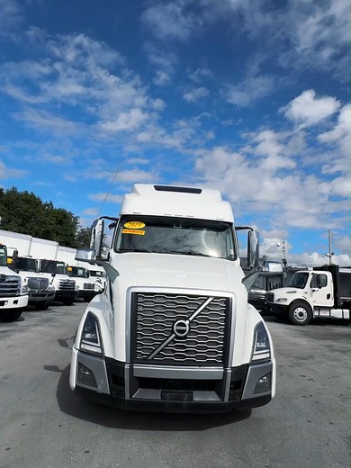 Just In! 2019 VOLVO VNL 860 - 591,526 Miles - Volvo I-Shift Automatic Transmission - Volvo D13 Engine - 455 HP - 2.47 Rear Ratio - Double Bunk - Inverter - OEM Fridge - Aluminum Rims - Thermo King - Tripac Evolution Diesel Apu - A/S 5th wheel - Excellent condition - One owner *** FINANCING AVAILABLE WITH APPROVED CREDIT *** The interest rate is not set and varies per truck. . . Ready to Haul 💯! Easy Financing 🏁! . . 🌎www.elitetrucksusa.com 📞(786)536-5262 📩 sales@elitetrucksusa.com . . #read