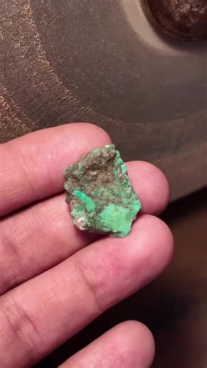 From diamond in the rough to a royal blue glow. 💎 There’s nothing quite like the reveal of high-grade Persian Turquoise. Watch the magic happen on the wheel. #lapidary #persianturquoise #gemstonecutting #oddlysatisfying #jewelrymaking