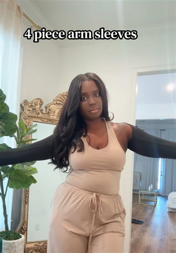 Sun protection but cute 💪🏽✨ These 4-piece UV protective arm sleeves are perfect for workouts, walks, or outdoor days. lightweight, breathable, and they keep your arms protected without holding you back. Stretchy, comfy, and a must-have for active girlies who still care about their skin 🖤