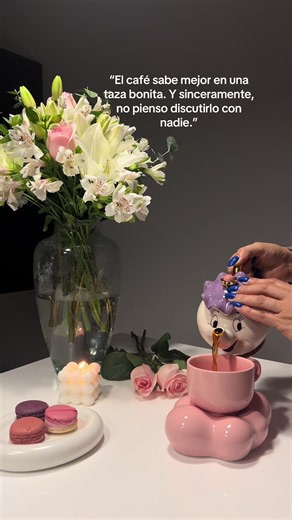 El café sabe mejor en una taza bonita — Frase para compartir