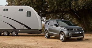 Discovery's outstanding towing capacity of up to 3,500kg combines with a range of towing aids, including Advanced Tow Assist, so you can tow anything from horrse boxes to trailers with confidence. | Land Rover Sandton