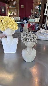 Travail en cours sur les petits formats Les fleurs sont encore brutes, sans couleur. J’ai pris le temps de me filmer dans cette phase de recherche quand tout est encore possible. Pour ma nouvelle série « Portraits vibrants », j’imagine ces floraisons comme des souffles d’énergie, des zones de lumière qui viendront faire vibrer la matière. Des touches colorées, texturées, pensées plus comme des pulsations que comme des motifs. Mes envies du moment : des explosions de fleurs, laisser vivre la mati