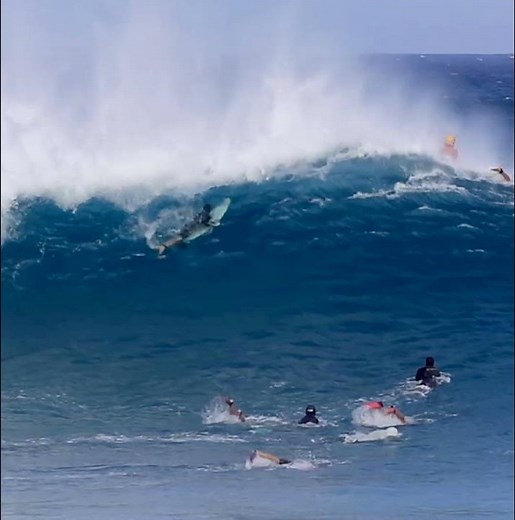 Diving Moment Pipeline #surfing #hawaii #pipeline #waves #wsl #duckdive #dive #bigwaves #wipeout