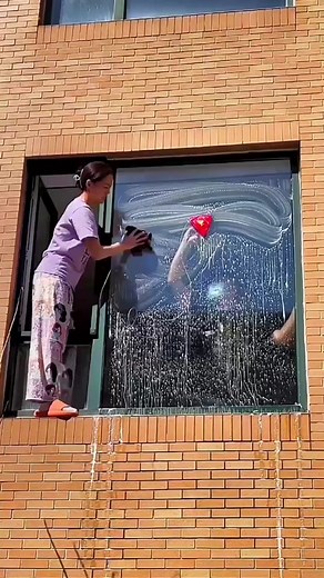 Window cleaning hacks. How to use a window glass cleaner? #clean #cleantok #cleaner #windowcleaninglife #goodthing #tiktokmademebuyit #amazonmusthaves #homehacks