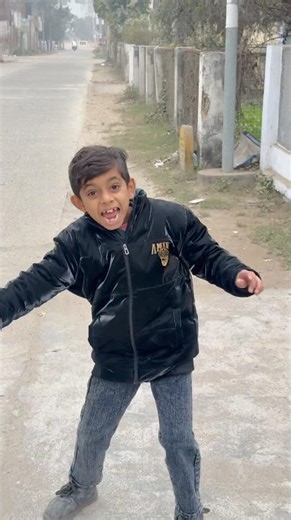 Arhan chalti car ke aage aa gaya 😭🙏#shorts