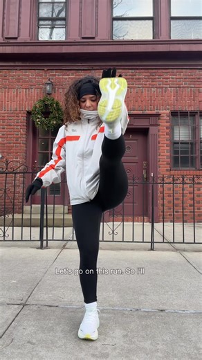 bundle up and keep it moving 🏃‍♀️🧣 📹: @Lynn Kate #runner #running #winterrunning #runtok #runnergirl