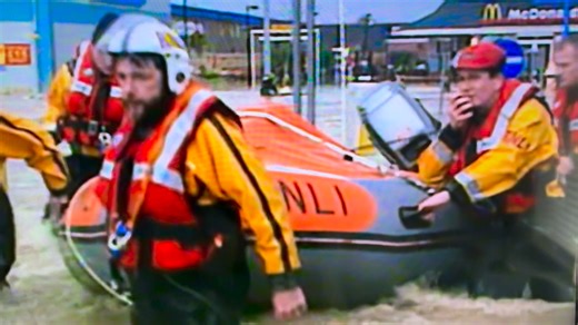 25 years ago our lifeboat crew joined volunteers from our neighbouring RNLI stations and other emergency services to rescue those affected by the floods in East Sussex. On 11 October 2000, following heavy rainfall, the River Ouse burst its banks and the River Uck flooded. This prompted a coordinated rescue effort in Lewes, Uckfield and the surrounding areas. Assistance of our volunteer crews was requested by an inundated Fire Service. RNLI crews from Shoreham, Brighton, Newhaven, Eastbourne and 