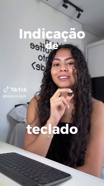 Para quem ama um teclado compacto e sem fio, o MX Keys Mini da @logitech_br é a escolha perfeita! Design elegante, teclas silenciosas, retroiluminação inteligente e a possibilidade de conectar até 3 dispositivos, alternando entre eles com facilidade. Com o app Logi Options , é possível personalizar suas teclas e aumentar a produtividade. A bateria é duradoura e você ainda pode carregar enquanto usa! 🤍 Aproveite 10% de desconto com o cupom: 🏷️BIANCA10 *Cupom por tempo limitado* *publicidade #te