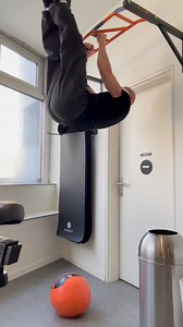 Pourquoi les relevés de jambes à la barre fixe sont parmi les meilleurs abdos du monde ! S’il y a un exercice d’abdos que je devais garder, ce serait celui-là : 👉 les relevés de jambes à la barre fixe. Pourquoi ? Parce que sur cet exercice, tu ne peux pas tricher. Pas de dos collé au sol. Pas d’élan. Pas de mouvement approximatif. Ton corps est suspendu. La gravité ne te laisse aucune échappatoire. Résultat : 👉 ce sont vraiment tes abdos qui travaillent. Et pas seulement les abdos “du bas”, co