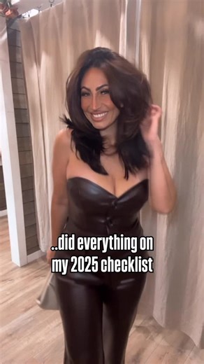 TRACY DiMARCO ✨ on Instagram: "might not be batting 1000 in relationships for 2025 but the important GOALS are checked…. ✔️ #doingmyBEST #silverlining #betterluckNEXTyear • @studio4threads outfit 🤎"