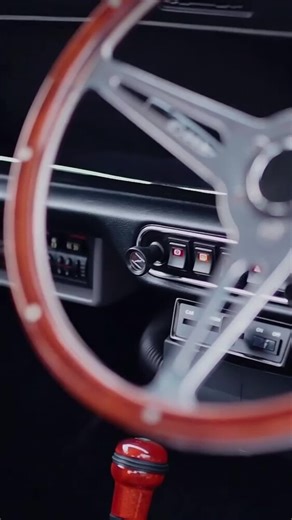 Hoe kan je nu niet verliefd worden op deze 94 Classic Mini 1275 A Carb’d, die Matt Bampton met veel BIG LOVE restaureerde? ----- Comment ne pas tomber amoureux de cette Classic Mini 1275 A Carb’d de 1994, restorée avec BIG LOVE par Matt Bampton. 🎥: IG/mjbampt_abtmk3 🎥: IG/lowered_aperture | MINI