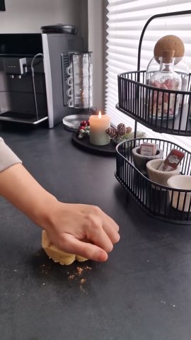 Ayşegül Altundağ on Instagram: "1 Teig - 8 Sorten Grundteig: 220 g zucker 2. Vanillezucker 2 Eier 1 TL Backpulver 800 g Mehl Prise Salz 500 g weiche Butter Alle Zutaten in eine Schüssel geben und verkneten. Den Teig in Frischhaltefolie einwickeln und für 30-40 Minuten oder über Nacht in den Kühlschrank legen. Den Teig in 6 Portionen à 200 g aufteilen (habe alle Portionen gewogen). Dann könnt ihr den Grundteig wie unten beschrieben verfeinern 👇🏻 Die Kekse könnt ihr im vorgeheizten Backofen 180 