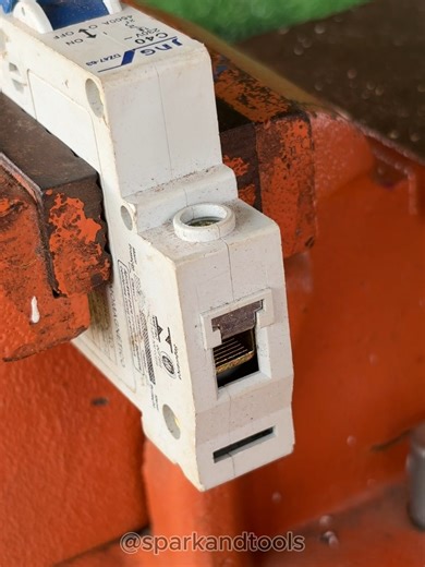 Esse eletricista está sempre inovando para resolver problemas 🫢 #solutions #viral_video #tools #dicas