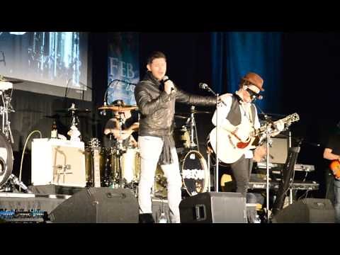 Jensen Ackles singing Tennessee Whiskey at the Supernatural SNS Concert in Nashville