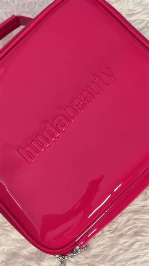 Still not over this beauty @Huda Beauty sent me 🩷😮‍💨 During VIP Access Week, if you spend $200 you get the MINI vanity bag free 👀 Linked in my bio ✨ #hudabeauty #hudabeauties