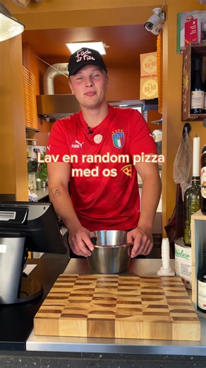 Lav en random pizza med os 🍕🇮🇹 #randompizza #pizzamaking #pizza #italianpizza