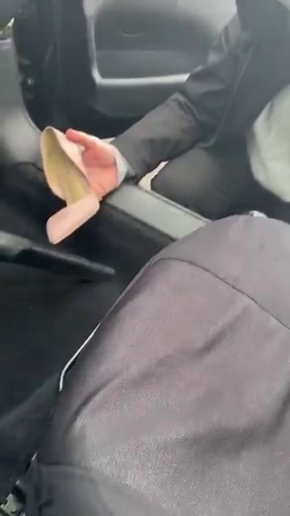 En nettoyant ma voiture il tombe sur un de mes escarpins et un string porté 😈Je crois que c’était son jour de chance… 🍀