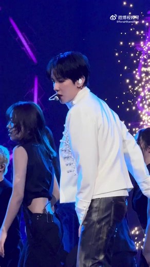 PINEAPPLE SLICE🍍🍍BAEKHYUN (Weibo International Entertainment Awards in Macau 2026) #baekhyun #exo CR. Cr video.weibo.com/show?fid=1034:…