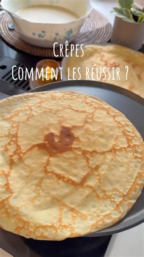 Homefood221 🇸🇳 on Instagram: "Le secret pour réussir des crêpes parfaites ? Une pâte bien lisse, une texture moelleuse et des bords croustillants. Quelques astuces : laisser la pâte se reposer minimum 30 mn, le gluten se détend → crêpes plus souples et légères, utiliser une poêle à crêpes bien lisse, commencer la cuisson sur une poêle bien chaude, dès que les bords se décollent, retourner la crêpe. Ingrédients : 3 œufs, 300 gr de farine, 100gr de beurre, 100 gr de sucre, fleur d’oranger, une p