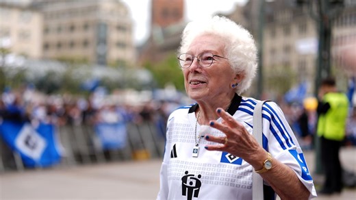 \"Zweite Liga, nie mehr\": 87-Jährige als Vorsängerin bei HSV-Feier