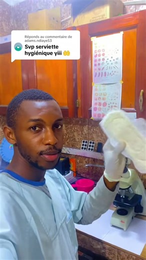 Les serviettes hygiéniques classiques, vues au microscope, révèlent des fibres synthétiques superposées, des polymères super-absorbants (SAP) et des résidus de produits chimiques de traitement. Elles présentent des inconvénients majeurs : risques d'irritations, d'allergies, et présence potentielle de perturbateurs endocriniens (dioxines, glyphosate). Un changement fréquent est indispensable pour éviter macération et infections #serviettes #godwinclarck #pointenoirecongo🇨🇬😍🥰❤️ #fypシ゚ #viralvi