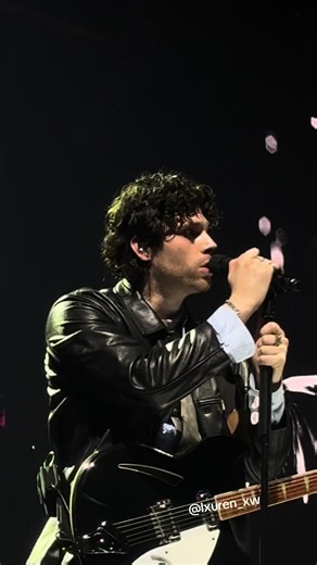 5 Seconds of Summer - 'Eas' (Live Birmingham) | Luke Hemmings