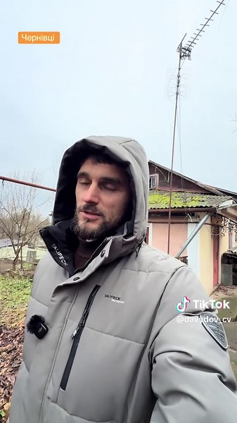 📉 Ціну знижено 🏡 Продаж земельної ділянки з трьома будиночками 📍 м. Чернівці, вул. Фастівська Локація — активний, щільно заселений район поруч із лікарнею та зручним транспортним сполученням. Ідеально під житлову забудову, таунхауси або малий комплекс. 🏠 Об’єкт • Земельна ділянка з трьома окремими житловими будиночками-квартирами, кожна з власним номером • Одна квартира повністю придатна для проживання, інші — з частковим ремонтом • Продається як перспективна локація під забудову 🏗 Переваги