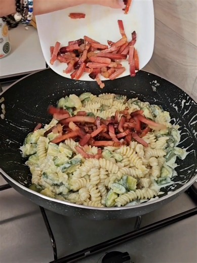 Pasta con speck e zucchine cremosa - ricetta facile per 4 persone
