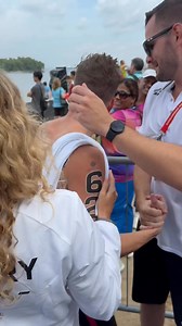 Kedvenc videóink 2025 – az acélember is elérzékenyül💪💪🥹 🏊‍♂️🥈Betlehem Dávidot vasból és acélból gyúrták, ezt pontosan tudjuk – de amikor annyi küzdelem és bizony küszködés után, a negyedik világbajnokságán végre megszerezte első egyéni érmét 3km-en Szingapúrban, egy csodálatos ezüstöt, akkor azért ő is elérzékenyült edzője, Kutasi Gergő és szárazföldi izomépítője, Kurucz Attila vállán. Persze mindezt csak azután, hogy az első ölelés szerelmétől, a szintén első egyéni vb-érmét egy órával kor