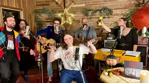 La famille Chedid vous souhaite un Joyeux Noël 🌟🎄🌈 On ne dit jamais assez aux gens qu’on aime qu’on les aime 💚 Louis Chedid, Billie Chedid, NACH, Joseph Chedid, Emilie Chedid Emil Art For Dreamers ans Lovers, Matthieu Chedid - M - | Matthieu Chedid - M -