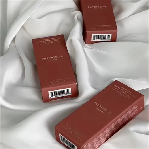 An Beauty - Since 2017 on Instagram: "Bảng Má Hồng HIỆN TƯỢNG Patrick Ta Double-Take Crème & Powder Blush Duo - Phiên bản Mini mà nó đẹp mê luôn. Sự kết hợp thông minh giữa Chất kem (Crème) mềm mướt và Chất phấn (Powder) mịn lì bắt sáng tinh tế, được thiết kế để dùng riêng hoặc layer chồng lên nhau, tạo hiệu ứng má hồng có chiều sâu – trong veo nhưng vẫn sắc nét. 🏷️ ➜ 695K / bảng ✨ Điểm mạnh của dòng Double-Take: - Công thức blend dễ, không bết, không vón - Lên màu chuẩn nhưng vẫn tự nhiên, khô