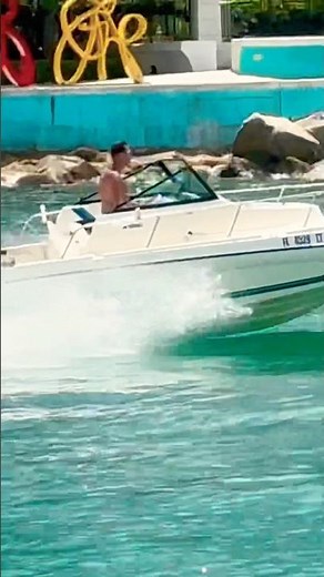 Boat Running At Extreme Speed Entering Haulover inlet #hauloverspeedboat