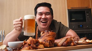 We made the CRISPIEST German Pork Knuckles with a home cook’s best friend – an air fryer. Full recipe: https://themeatmen.sg/recipes/air-fryer-crispy-german-pork-knuckle/ We miss the festivities, food and drinks of Oktoberfest, so we’re recreating its quintessential dish -- Schweinshaxe 🍻 Achieve juicy pork meat and perfect crispy cackling skin within minutes. Served with a flavourful beer gravy and sausages -- complete your meal with 3 different German beers we've tried! | The Meatmen Channel