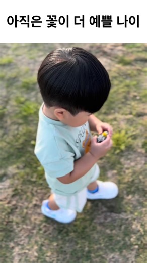 아직은 꽃이 더 예쁠 나이 #2살 #아기 #솔직하네 #봄 #꽃 #baby #spring #flower