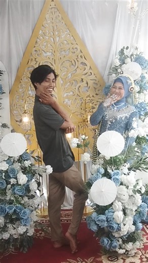 The photographer's crazy action when directing the wedding photo style. #funny #wedding #prewedding