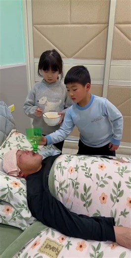 Feed the medicine to Dad, this method of the younger brother is better.