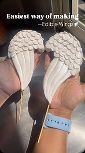 I’ve discovered the best way for you to create fondant wings without using moulds !!! Let me know how you’d rate it on a scale of 1 to 10 👇🏻 ✅ For more awesome videos, keep following your fondant friend @sangeetas_cooking_mantra ♥️ #fondant #fondantart #fondantdecoration #fondantwings #fairycake #fairycakes #sangeetascookingmantra #reels #cakereels #cakedecorating #viralreels #viralvideos #viralreels | Sangeeta Roy Ghosh