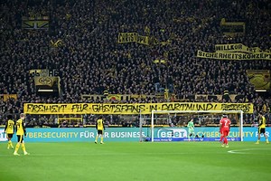 Bundesliga-Topspiel: Verletzte bei Pyro-Show und Krawallen