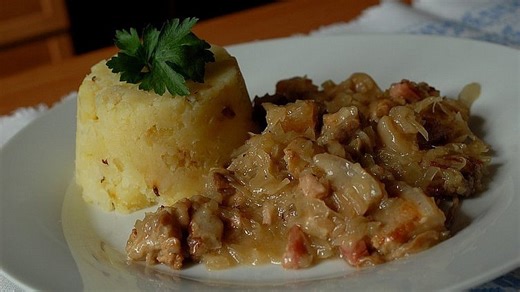 Bůček v kysaném zelí: Šťavnaté jídlo z jednoho hrnce dokonale propojí chutě obou ingrediecí a prospěje mu i černé pivo