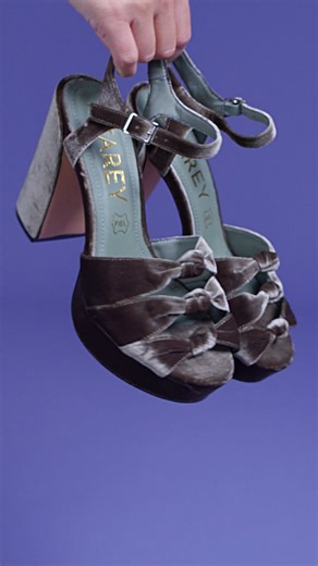 Avec leur talon démesuré, leur toucher velours, et leurs trois brides avant joliment nouées, ces sandales vertes jouent la carte d’un style ultra glamour ! Et si on les utilisait en soirée avec une jolie robe ? ✨ #ilovemyshoes | Besson Chaussures