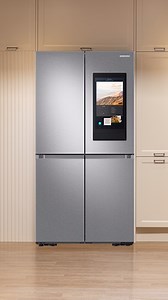 Et si votre réfrigérateur devenait votre assistant du quotidien ? Avec le Samsung Family Hub, gérez vos courses, vos repas et votre musique depuis un écran connecté ! 💻 Écran tactile intelligent : consultez vos recettes, gérez votre liste de courses et bien plus encore. 📷 3 caméras intégrées : il détecte automatiquement les aliments et vous envoie des notifications quand certains produits arrivent à expiration. Il vous propose automatiquement des recettes avec les aliments qui se trouvent à l’