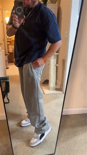 Stay warm, comfortable, and stylish with this of Classic Men’s Heavyweight Fleece Sweatpants, designed for all-day wear whether you're lounging at home, hitting the gym, or running errands. These fleece-lined sweatpants offer the perfect blend of warmth, durability, and everyday function.✨🛒 | Somewhatsort