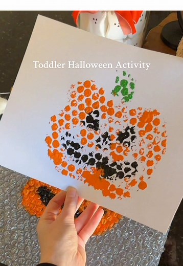Easy Halloween Crafts for Toddlers: Bubble Wrap Jack o' Lanterns