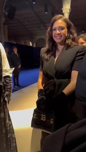 Jessica Alba Brings Glam to Paris Fashion Week